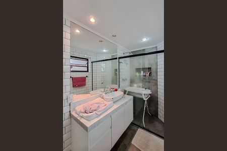 Apartamento à venda com 270m², 4 quartos e 4 vagas Apartamento à venda com 270m², 4 quartos e 4 vagasBanheiro da Suíte