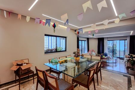 Apartamento à venda com 270m², 4 quartos e 4 vagas Apartamento à venda com 270m², 4 quartos e 4 vagasSala de Jantar