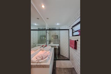 Apartamento à venda com 270m², 4 quartos e 4 vagas Apartamento à venda com 270m², 4 quartos e 4 vagasBanheiro da Suíte