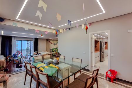 Apartamento à venda com 270m², 4 quartos e 4 vagas Apartamento à venda com 270m², 4 quartos e 4 vagasSala de Jantar