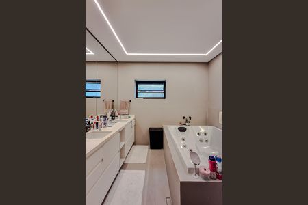 Apartamento à venda com 270m², 4 quartos e 4 vagas Apartamento à venda com 270m², 4 quartos e 4 vagasBanheiro da Suíte