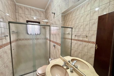 Casa para alugar com 180m², 3 quartos e 8 vagasBanheiro social