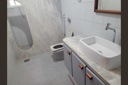 Casa de condomínio para alugar com 300m², 3 quartos e 3 vagasBanheiro social