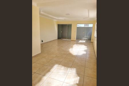 Sala de casa de condomínio para alugar com 3 quartos, 300m² em Jardim Atlatico, Goiânia