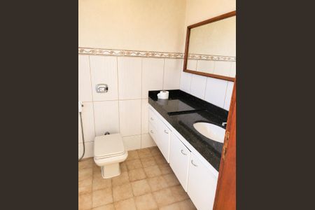 Banheiro de casa de condomínio para alugar com 3 quartos, 300m² em Jardim Atlatico, Goiânia