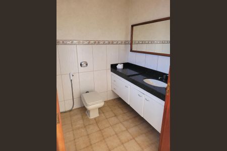 Casa de condomínio para alugar com 300m², 3 quartos e 3 vagas Casa de condomínio para alugar com 300m², 3 quartos e 3 vagasBanheiro