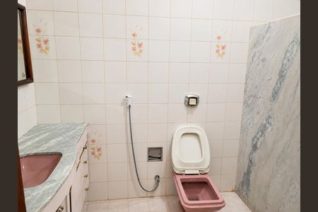 Banheiro de casa de condomínio para alugar com 3 quartos, 300m² em Jardim Atlatico, Goiânia