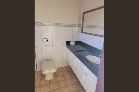 Casa de condomínio para alugar com 300m², 3 quartos e 3 vagasLavabo
