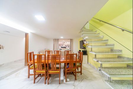 Casa para alugar com 370m², 5 quartos e 3 vagasSala