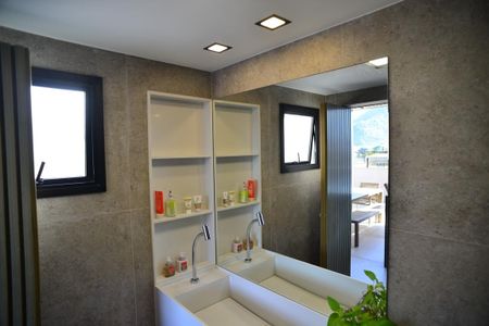Apartamento à venda com 470m², 6 quartos e 2 vagas Apartamento à venda com 470m², 6 quartos e 2 vagasBanheiro de Apoio