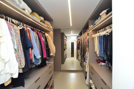 Apartamento à venda com 470m², 6 quartos e 2 vagas Apartamento à venda com 470m², 6 quartos e 2 vagasCloset 1