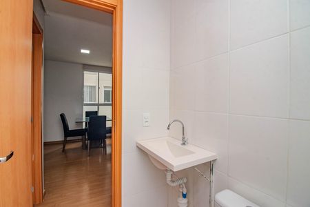 Banheiro de apartamento para alugar com 2 quartos, 48m² em Mário Quintana, Porto Alegre