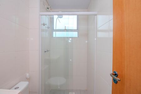Banheiro de apartamento para alugar com 2 quartos, 48m² em Mário Quintana, Porto Alegre
