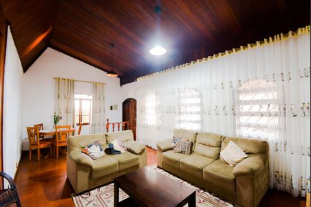 Casa à venda com 230m², 4 quartos e 2 vagasSala