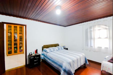 Casa à venda com 230m², 4 quartos e 2 vagasQuarto 2 - Suíte