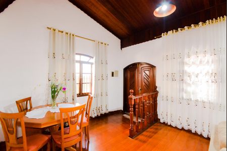 Casa à venda com 230m², 4 quartos e 2 vagasSala