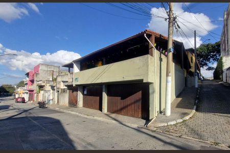 Casa à venda com 230m², 4 quartos e 2 vagas Casa à venda com 230m², 4 quartos e 2 vagasFachada