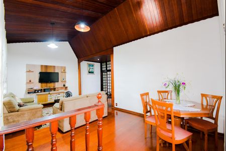 Casa à venda com 230m², 4 quartos e 2 vagasSala