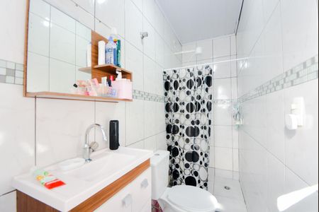 Banheiro da Edícula  de casa à venda com 4 quartos, 230m² em Vila Ristori, Guarulhos