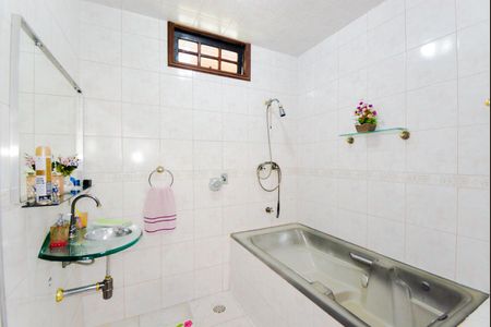 Casa à venda com 230m², 4 quartos e 2 vagasBanheiro da Suíte