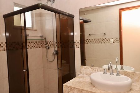 Banheiro Social de apartamento para alugar com 3 quartos, 82m² em Itaigara, Salvador