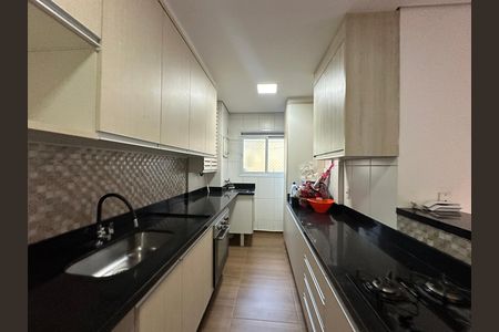 Cozinha de apartamento à venda com 2 quartos, 68m² em Jardim Tupanci, Barueri