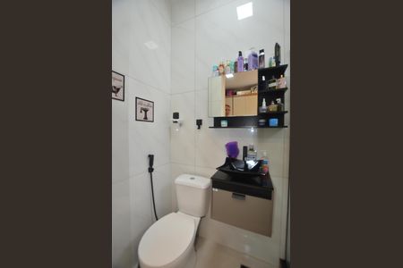Casa para alugar com 70m², 2 quartos e 2 vagasBanheiro da Suite