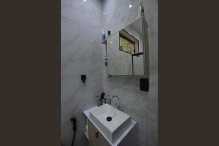Casa para alugar com 70m², 2 quartos e 2 vagasBanheiro Social