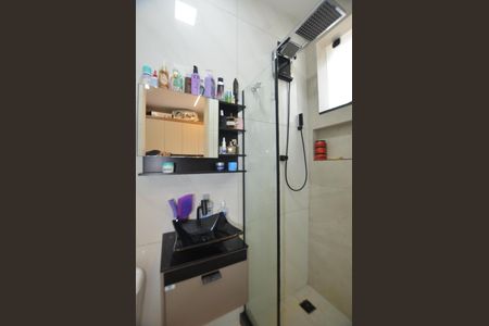 Casa para alugar com 70m², 2 quartos e 2 vagasBanheiro da Suite