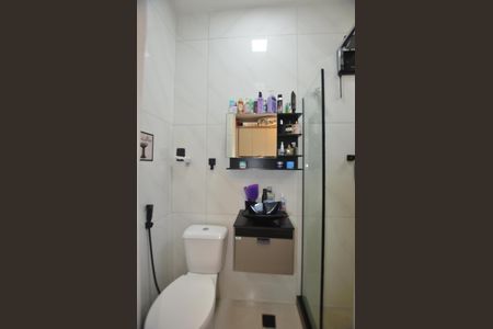 Casa para alugar com 70m², 2 quartos e 2 vagasBanheiro da Suite