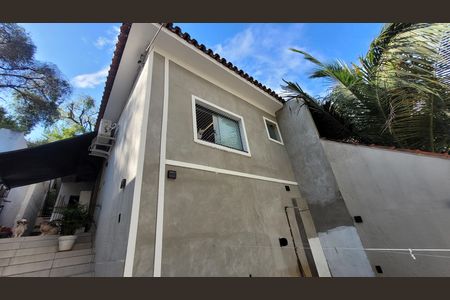 Fachada de casa à venda com 2 quartos, 70m² em Vila Valqueire, Rio de Janeiro