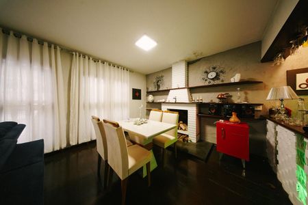 Casa à venda com 270m², 3 quartos e 3 vagas Casa à venda com 270m², 3 quartos e 3 vagasSala