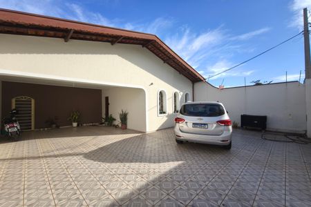 Casa à venda com 252m², 3 quartos e 6 vagas Casa à venda com 252m², 3 quartos e 6 vagasQuintal - Garagem