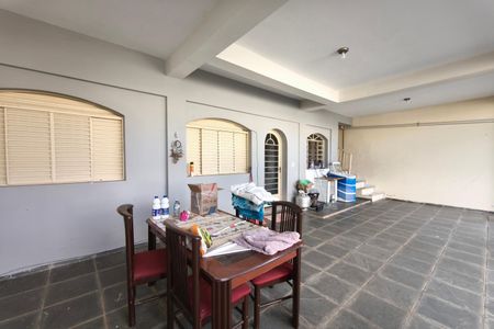 Casa à venda com 252m², 3 quartos e 6 vagas Casa à venda com 252m², 3 quartos e 6 vagasQuintal