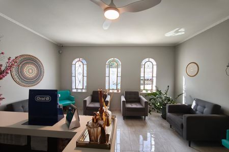 Casa à venda com 252m², 3 quartos e 6 vagas Casa à venda com 252m², 3 quartos e 6 vagasSala