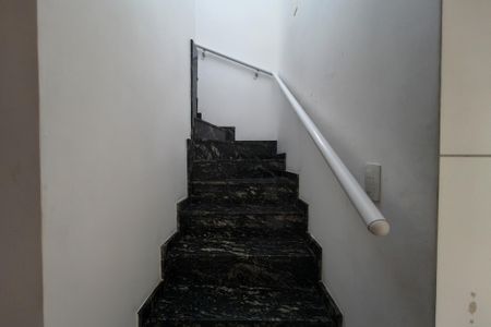 Casa para alugar com 1m², 3 quartos e 2 vagasEscada