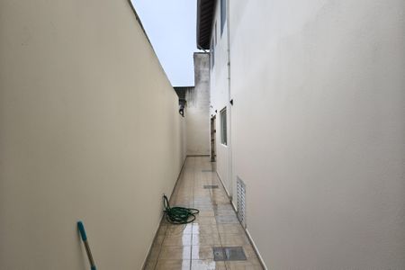 Casa para alugar com 1m², 3 quartos e 2 vagasCorredor lateral 