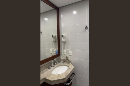 Banheiro de kitnet/studio para alugar com 1 quarto, 35m² em Indianópolis, São Paulo
