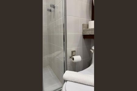 Banheiro de kitnet/studio para alugar com 1 quarto, 35m² em Indianópolis, São Paulo