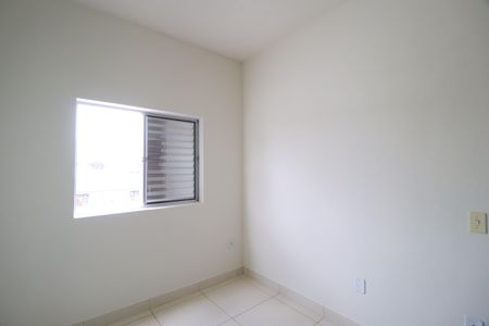 Quarto 1 de apartamento para alugar com 2 quartos, 45m² em Jardim Ipanema, Uberlândia