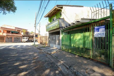 Casa para alugar com 170m², 3 quartos e 1 vaga Casa para alugar com 170m², 3 quartos e 1 vagaFachada