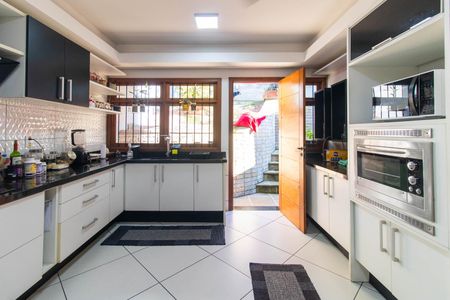 Casa à venda com 408m², 3 quartos e 4 vagasCozinha e Área de Serviço