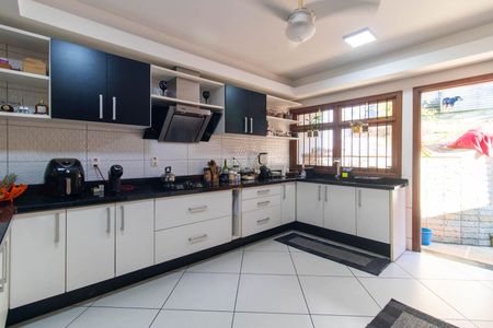 Casa à venda com 408m², 3 quartos e 4 vagasCozinha e Área de Serviço