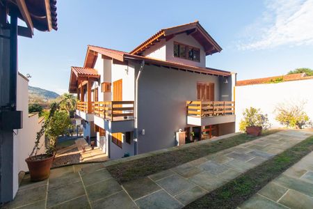 Casa à venda com 408m², 3 quartos e 4 vagasQuintal
