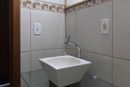 Casa à venda com 408m², 3 quartos e 4 vagasBanheiro do Salão de festas