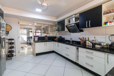 Casa à venda com 408m², 3 quartos e 4 vagasCozinha e Área de Serviço