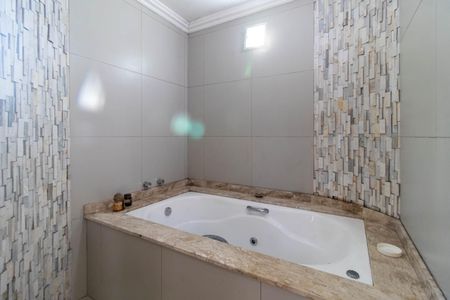 Casa à venda com 408m², 3 quartos e 4 vagasBanheiro do Quarto 1