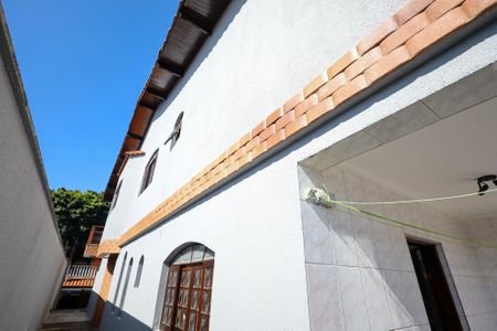 Casa para alugar com 205m², 3 quartos e 5 vagas Casa para alugar com 205m², 3 quartos e 5 vagasFachada interna Lateral