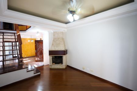 Sala de estar com lareira  de casa para alugar com 3 quartos, 205m² em Jardim Nosso Lar, São Paulo