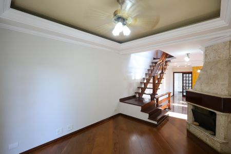Casa para alugar com 205m², 3 quartos e 5 vagas Casa para alugar com 205m², 3 quartos e 5 vagasSala de estar com lareira